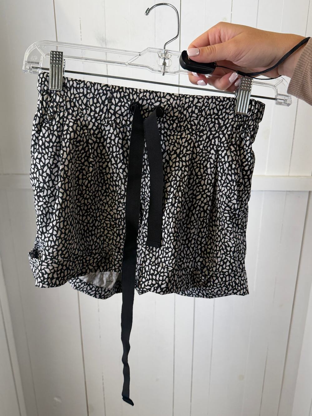 Lululemon Black White Athletic Shorts Women’s Size 2